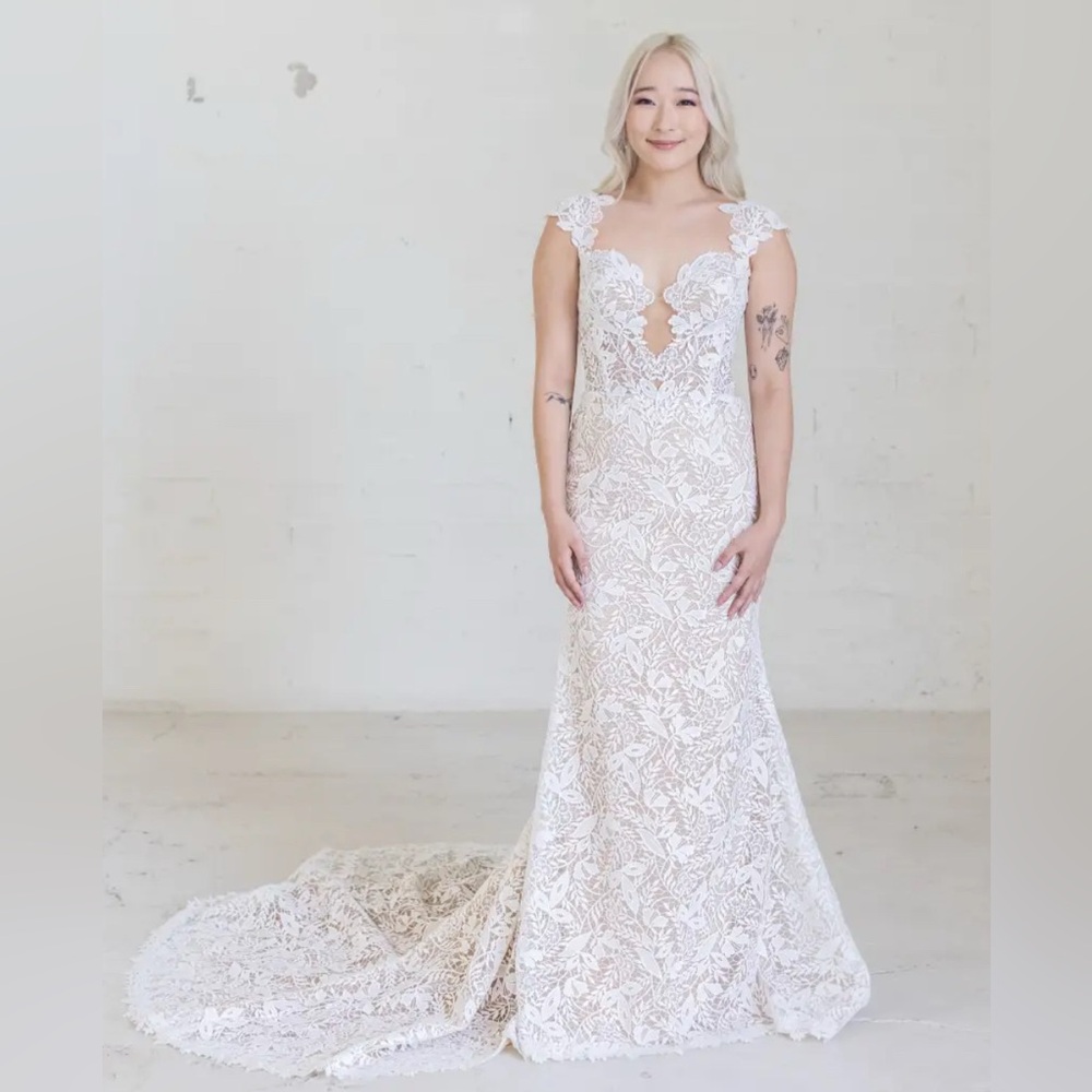 Brand New Lace Wedding Dress - Size 12 (Fits Street Size 8)